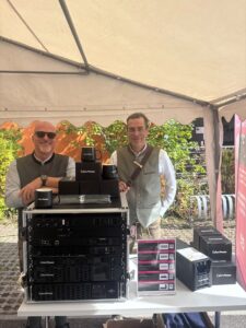 Aussteller mit Hardware am Stand im Festzelt der arados Wiesn 2026