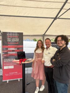 Gäste und Team am Stand im Festzelt der arados Wiesn 2026