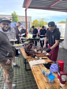 Grillbuffet mit bayerischen Schmankerln bei der arados Wiesn 2026