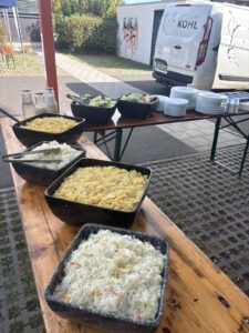 Buffet mit Kartoffelsalat und Sauerkraut bei der arados Wiesn 2026