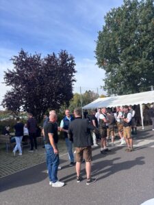 Gäste beim Networking im Freien bei der arados Wiesn 2026