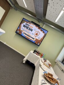 Begrüßungsbildschirm der arados Wiesn mit Brezen-Buffet