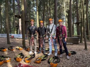 Gruppenfoto beim arados Azubi-Event im Hochseilgarten Hirschau