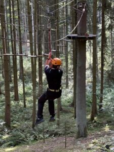 Azubi im Kletterparcours des Hochseilgartens Hirschau