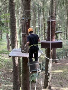 Azubi auf einer Plattform im Hochseilgarten Hirschau